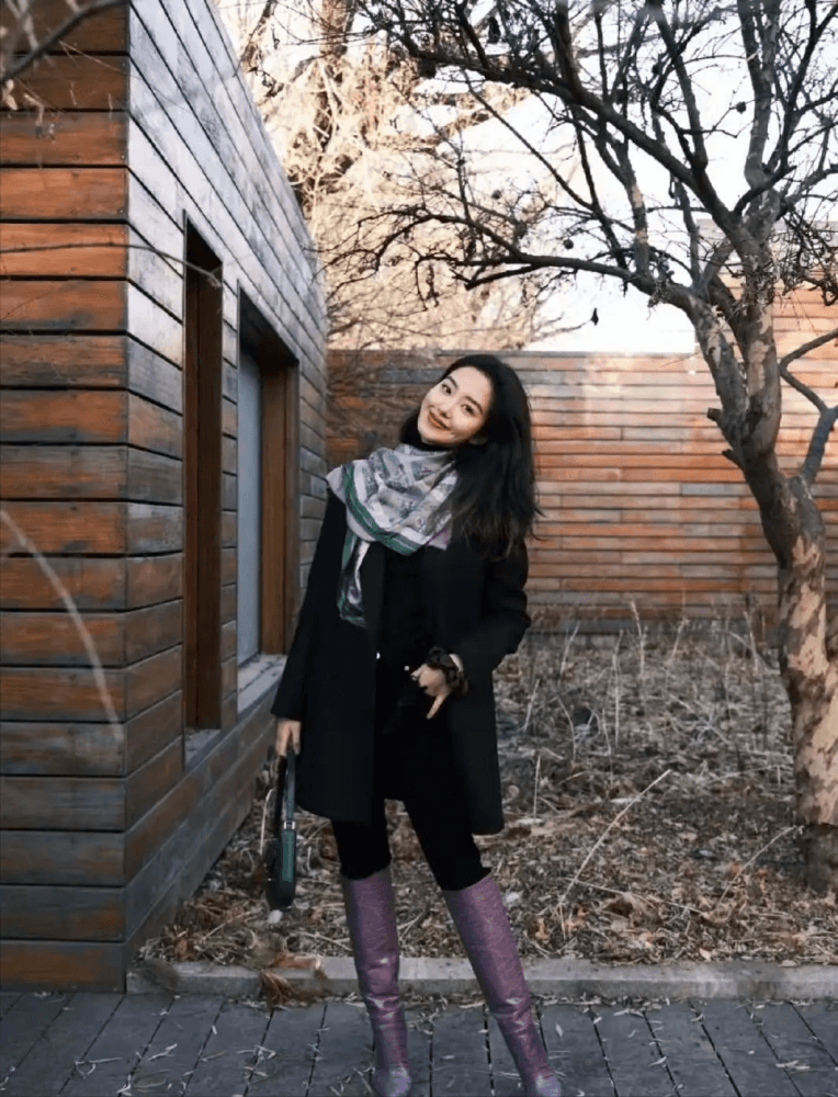 杨采钰真空穿针织开衫直接撑满,配阔腿裤气质满满