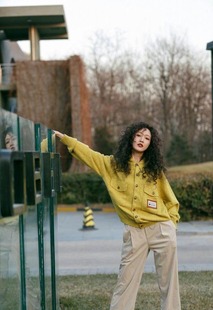 谁说羊毛卷发显老？王鸥最新卷发时尚减龄还有气质