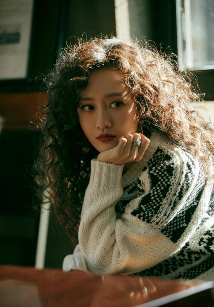 谁说羊毛卷发显老？王鸥最新卷发时尚减龄还有气质