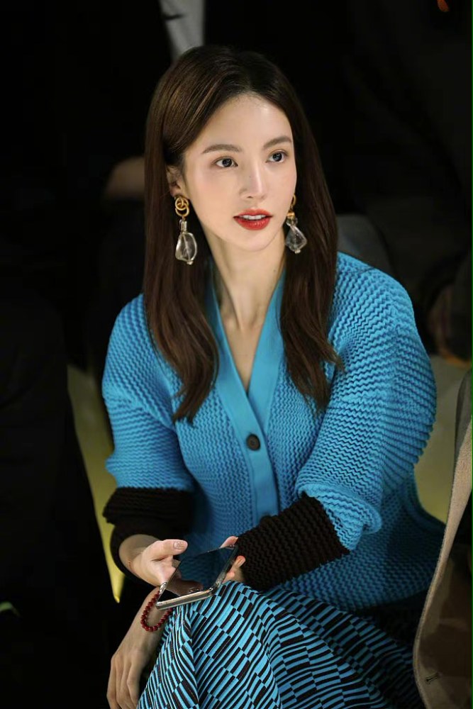 金晨看走秀台下手机拍摄不停,蓝色着装显得干练又有气质