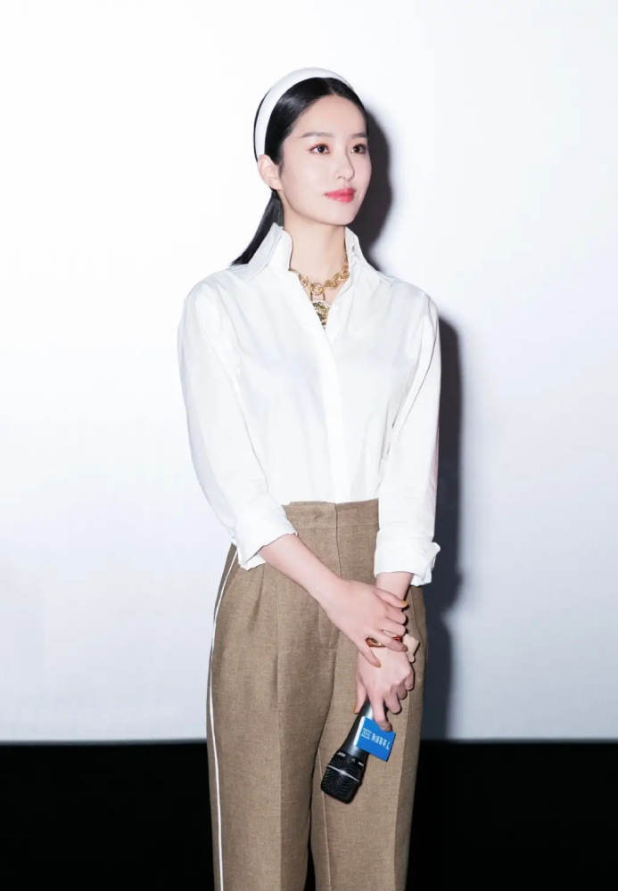 杨采钰真空穿针织开衫直接撑满,配阔腿裤气质满满