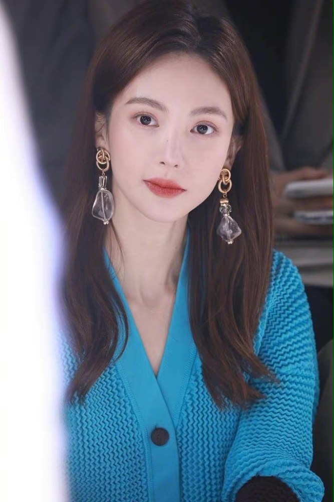 金晨看走秀台下手机拍摄不停,蓝色着装显得干练又有气质