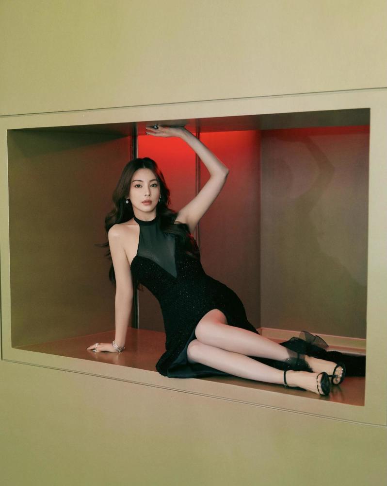 张雨绮穿黑色挂脖连衣裙精致洋气，这气场无敌