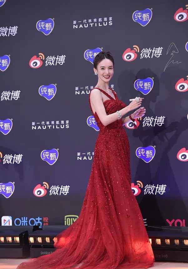 金晨看走秀台下手机拍摄不停,蓝色着装显得干练又有气质