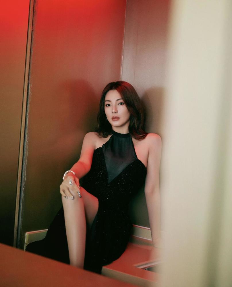 张雨绮穿黑色挂脖连衣裙精致洋气，这气场无敌