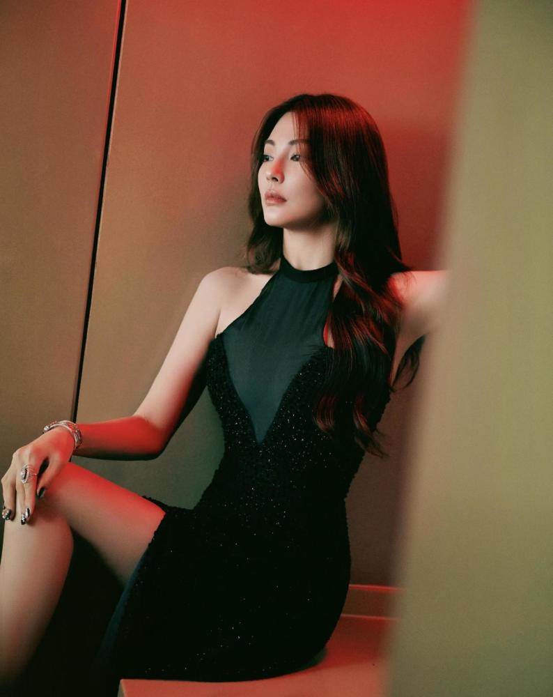 张雨绮穿黑色挂脖连衣裙精致洋气，这气场无敌