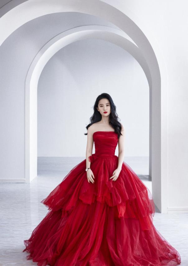 刘亦菲颜值巅峰:大红抹胸蓬纱裙秀完美身材,真正的“在逃公主”