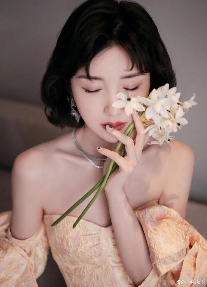 毛晓彤穿吊带黄衣大秀事业线!肤白貌美性感撩人
