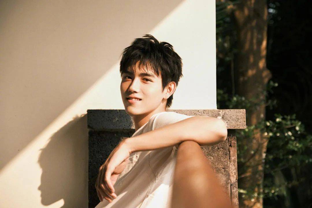 最新周末明星图片整理：刘诗诗封面、唐嫣张哲瀚大片、陈飞宇时尚写真