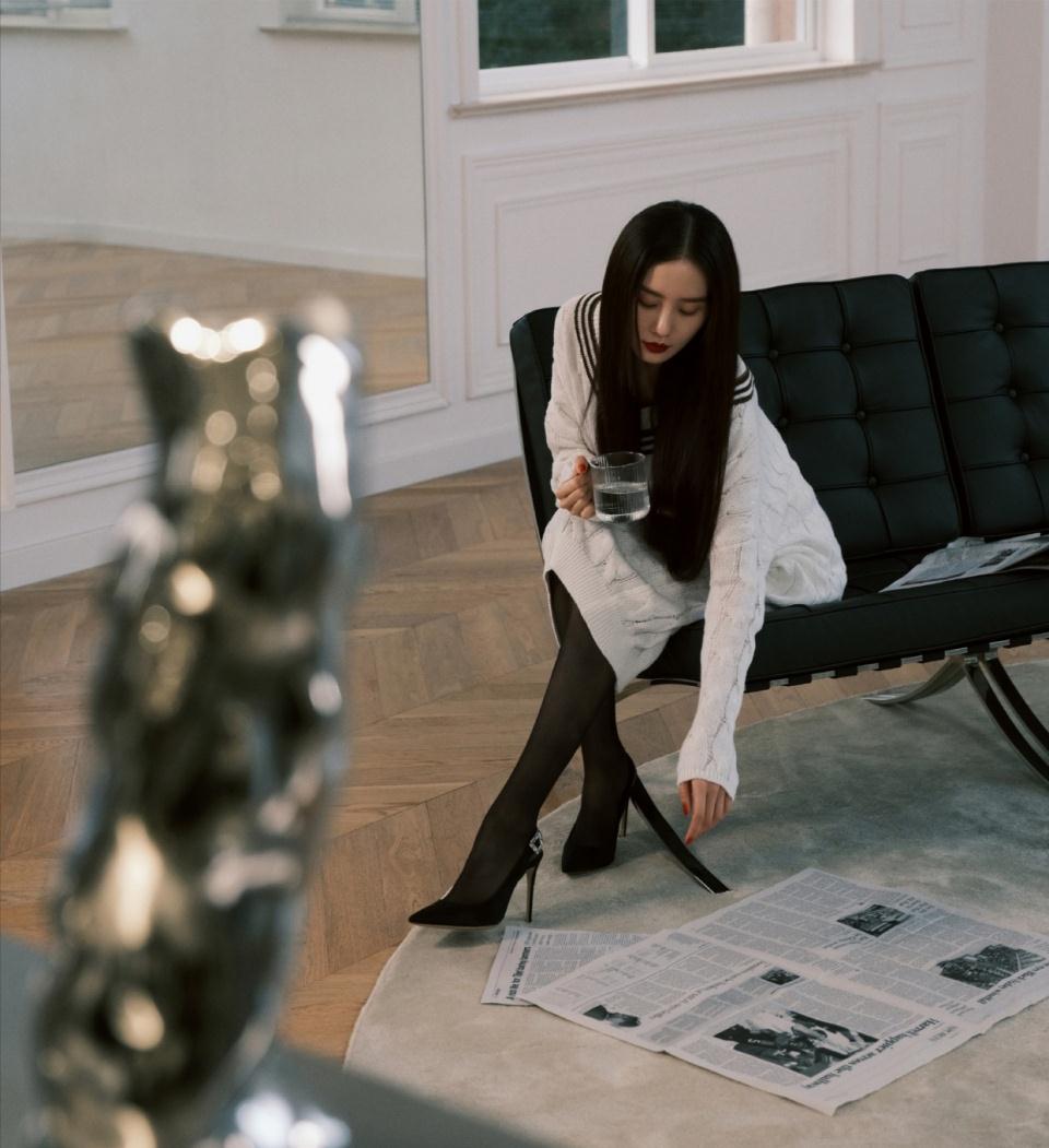 33岁刘诗诗穿黑色露背长裙拍大片，气质出众性感迷人