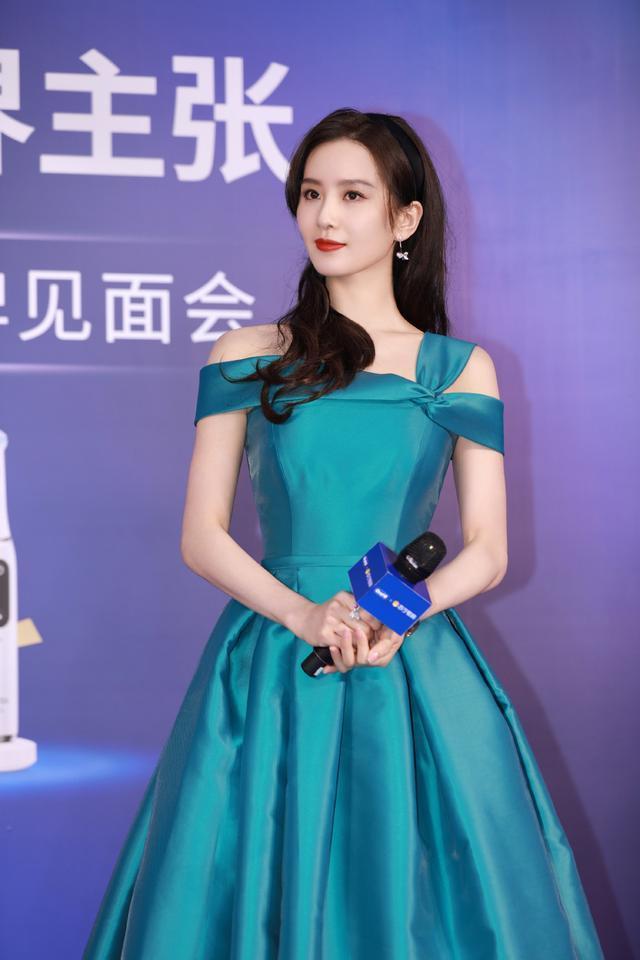 刘诗诗穿一字裙肩部打个结，不耽误秀天鹅颈贵气十足