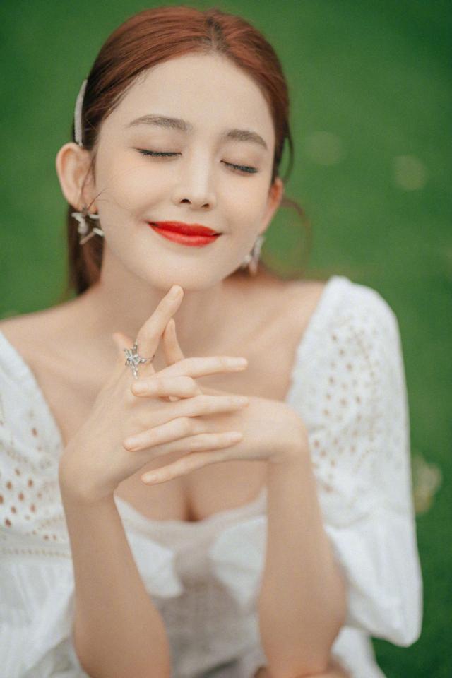 古力娜扎拿浴巾当反光板，小白裙配小白鞋效果惊艳