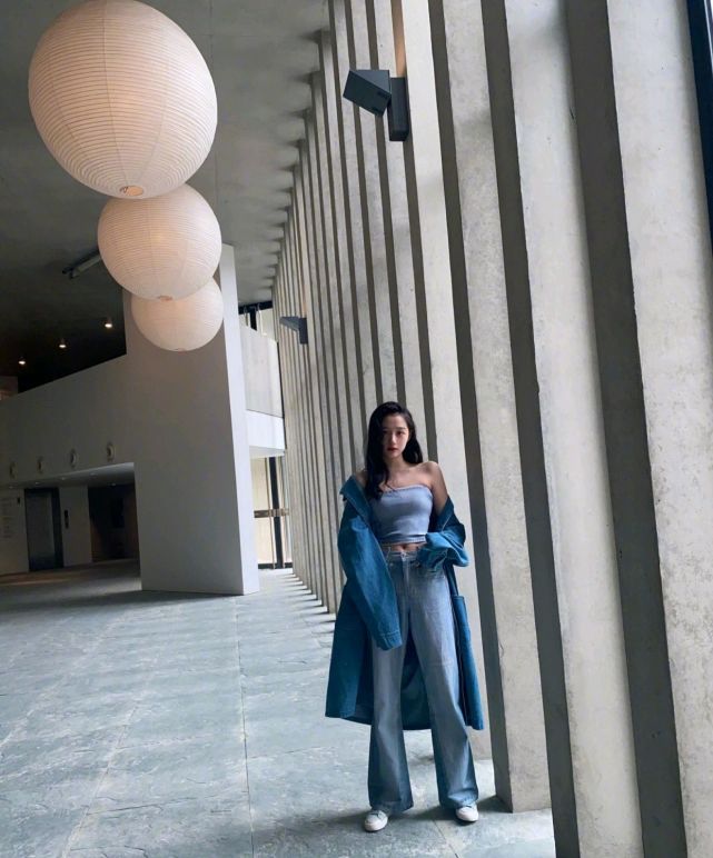 关晓彤最新穿搭轻松驾驭抹胸牛仔上衣,活力十足