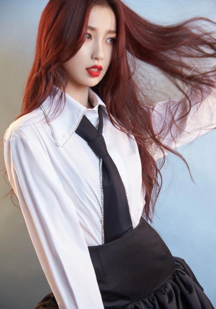 虞书欣穿黑色西装配大波浪发型，贵气十足