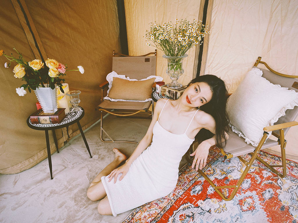 为什么时尚圈都钟爱钟楚曦，看她这几套夏日吊带裙装瞬间秒懂