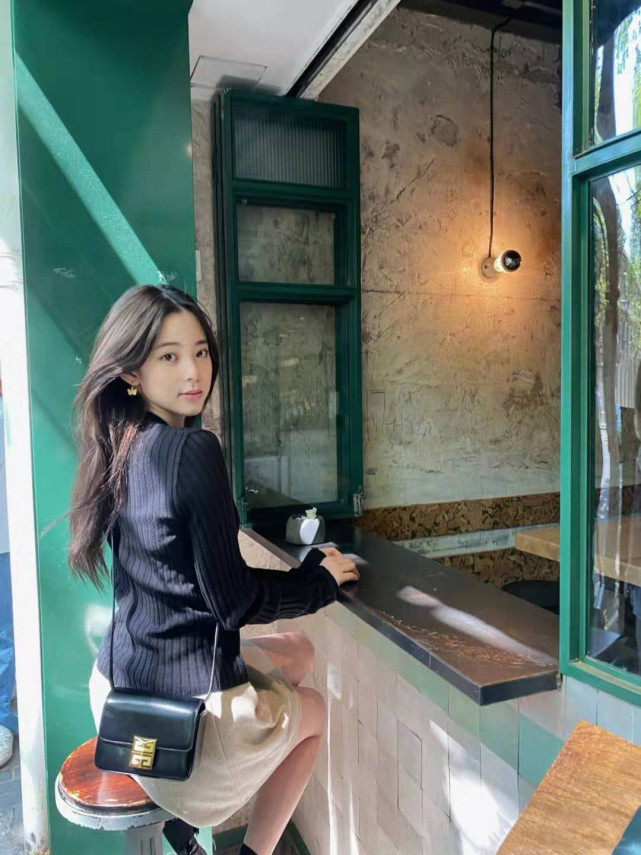 欧阳娜娜晒街拍美照 发迷惑数字网友众说纷纭