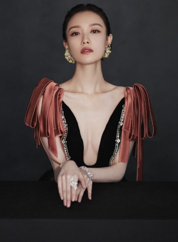 倪妮成“内娱最敢穿女星”？V领裙开到腰部一般人驾驭不了