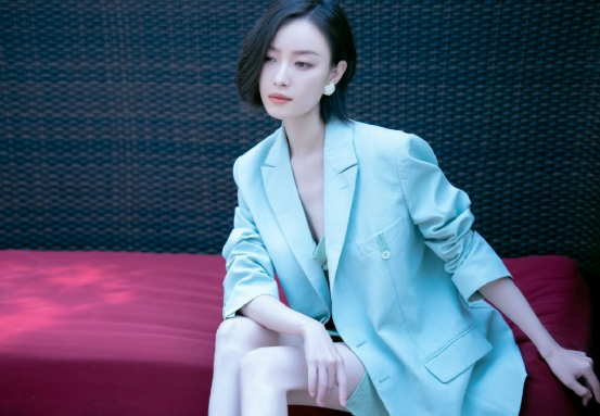倪妮薄荷绿西装配开叉短裙,这气质太美了