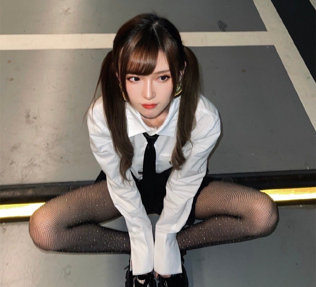 春意造型大比拼!腐团儿钻石袜亮眼,板娘的碎花裙看呆了安德罗妮