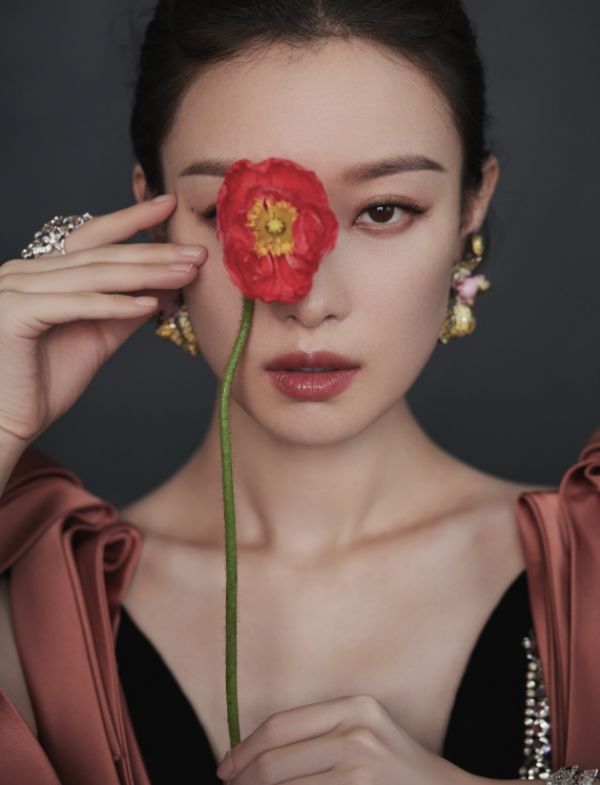 倪妮成“内娱最敢穿女星”？V领裙开到腰部一般人驾驭不了