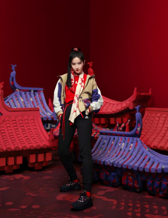 刘亦菲颜值巅峰:大红抹胸蓬纱裙秀完美身材,真正的“在逃公主”