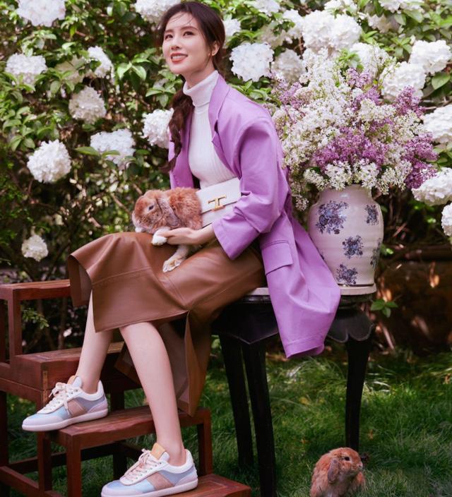刘诗诗登时装杂志封面美的不可方物,活脱脱一位优雅仙子