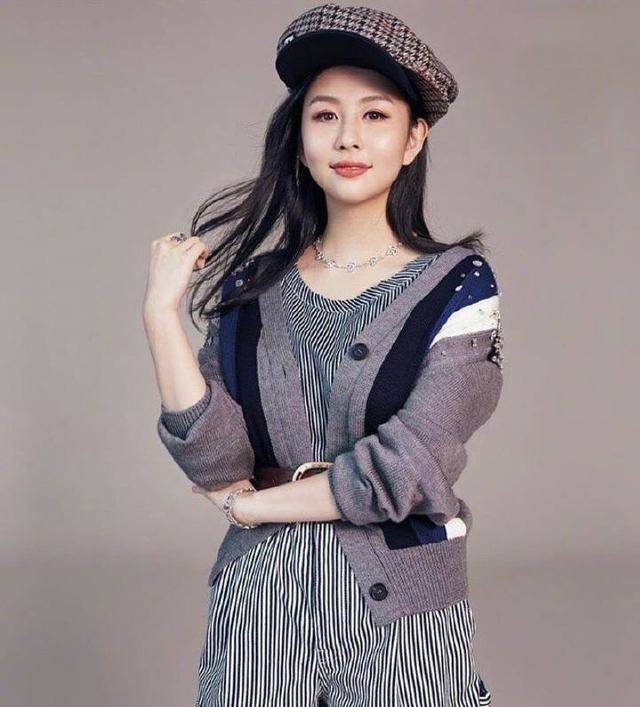 邱淑贞女儿沈月首次登杂志封面,眼神像极了妈妈