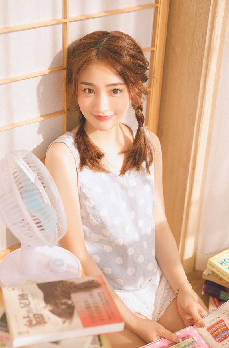 长相清纯的萝莉美少女治愈蕾丝猫短裤玉腿诱惑私拍图片