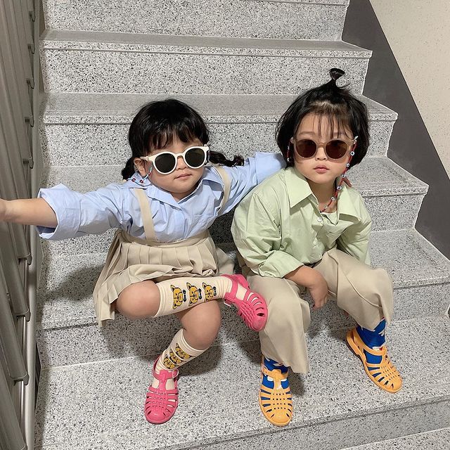 时尚要从娃娃抓起：这对韩国小兄妹的可爱穿搭，让你看懂本季时髦风向