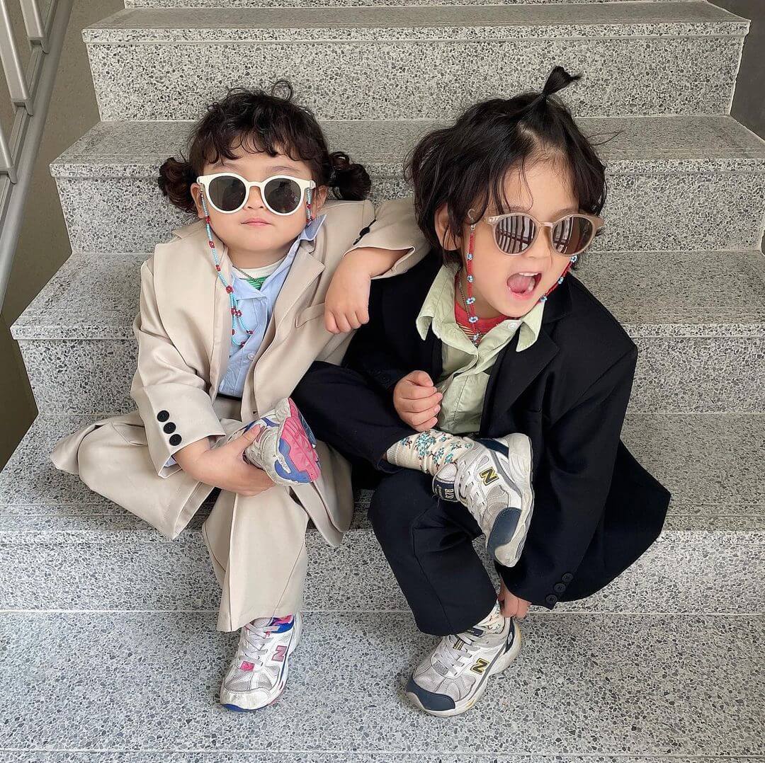 时尚要从娃娃抓起:这对韩国小兄妹的可爱穿搭,让你看懂本季时髦风向