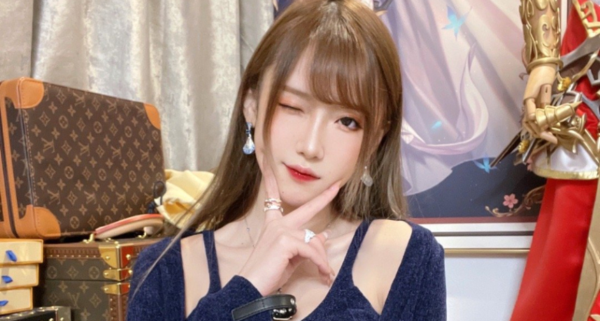 腐团儿好身材全靠P图 腿都P变形了