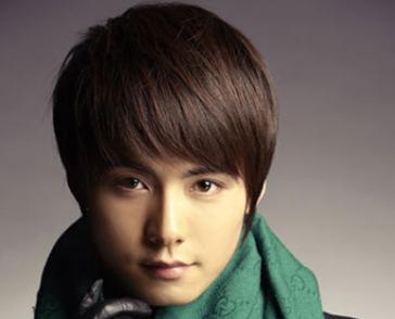 方形脸适合什么发型 方形脸的男生适合什么发型