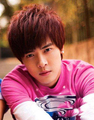 方形脸适合什么发型 方形脸的男生适合什么发型