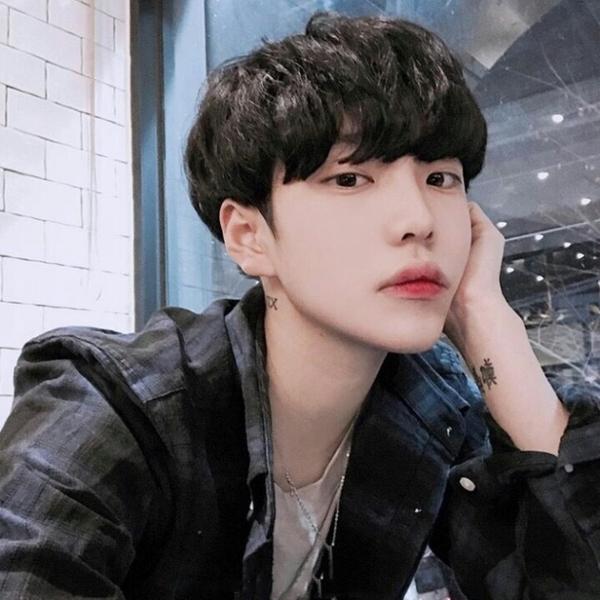 方形脸适合什么发型 方形脸的男生适合什么发型