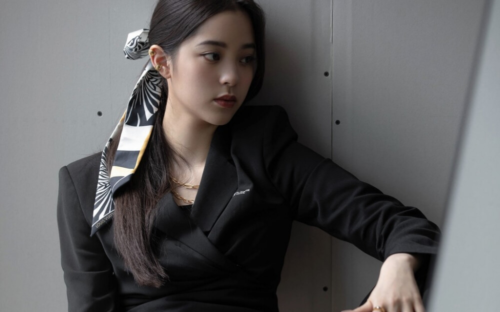 欧阳娜娜黑西装时尚杂志封面图片