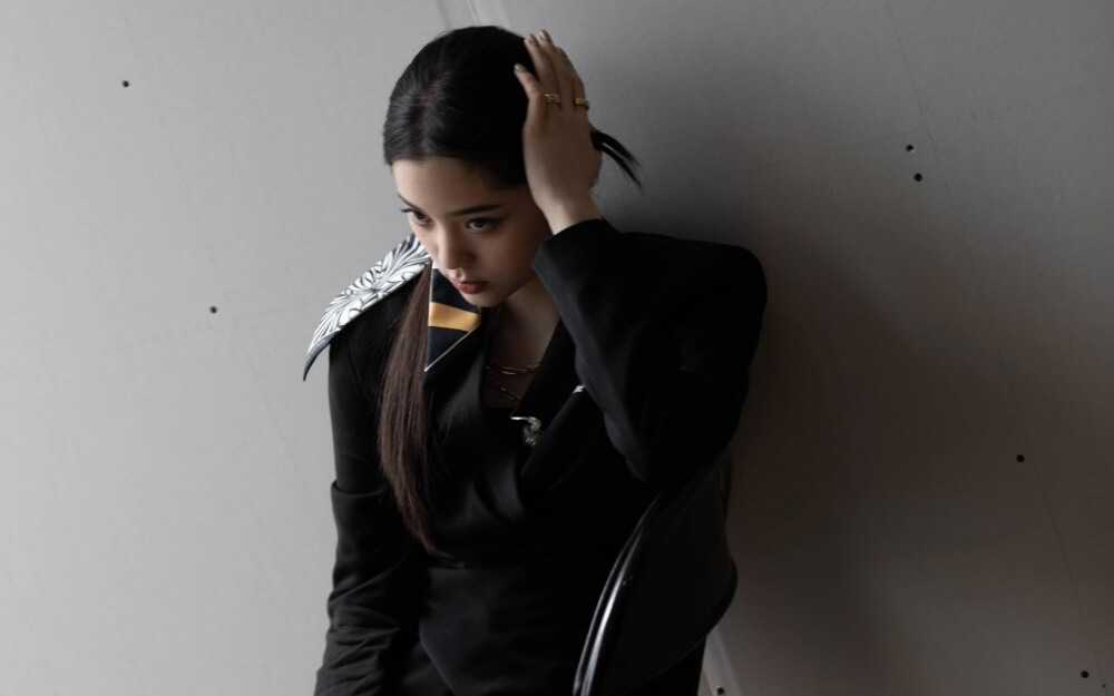 欧阳娜娜黑西装时尚杂志封面图片