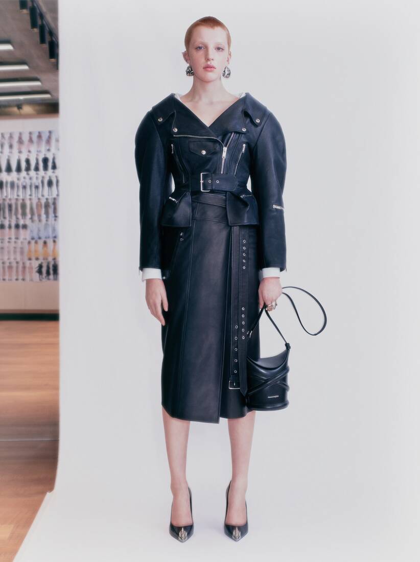 女神爱手袋,全智贤演绎Alexander McQueen新作The Curve Bag