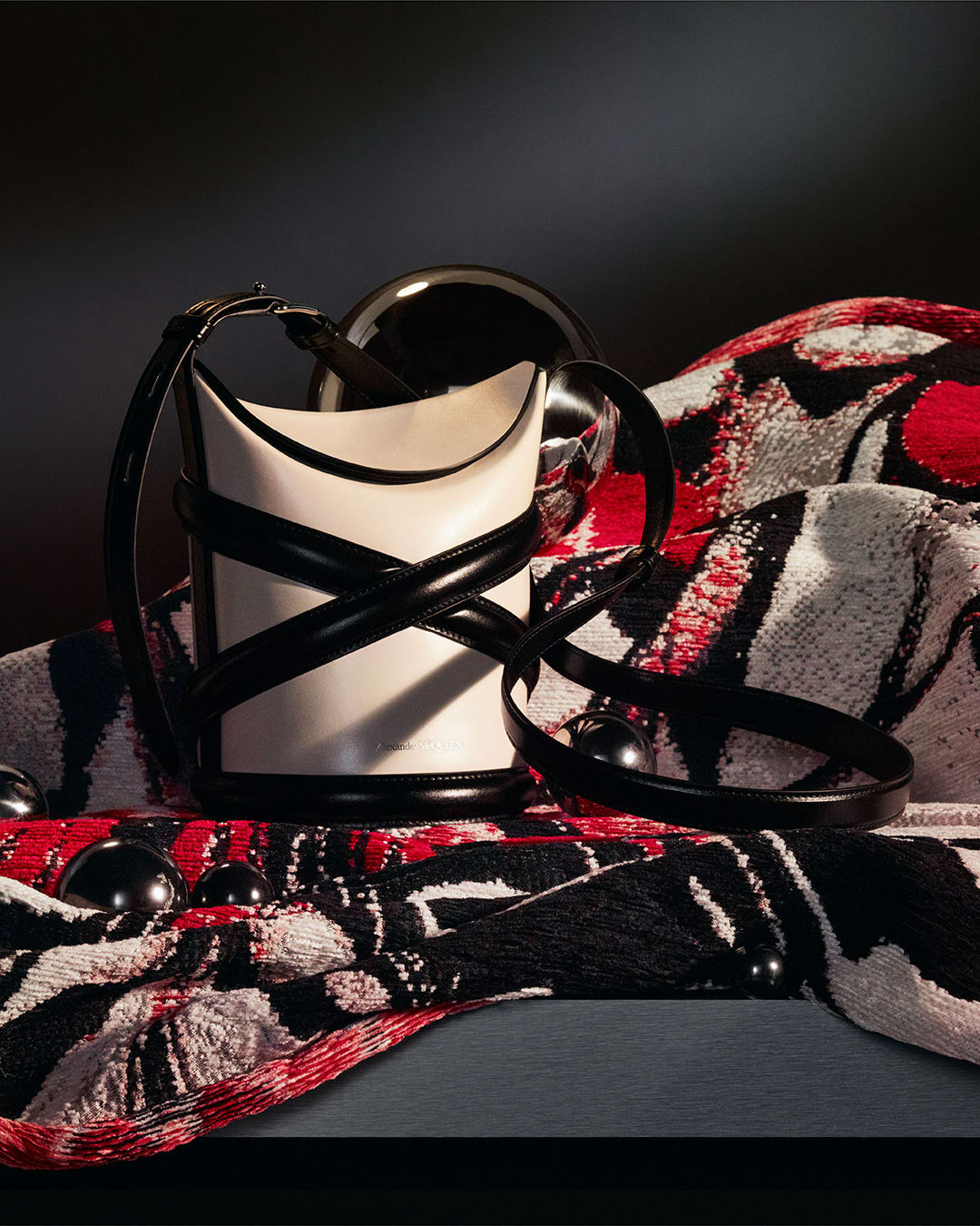 女神爱手袋，全智贤演绎Alexander McQueen新作The Curve Bag