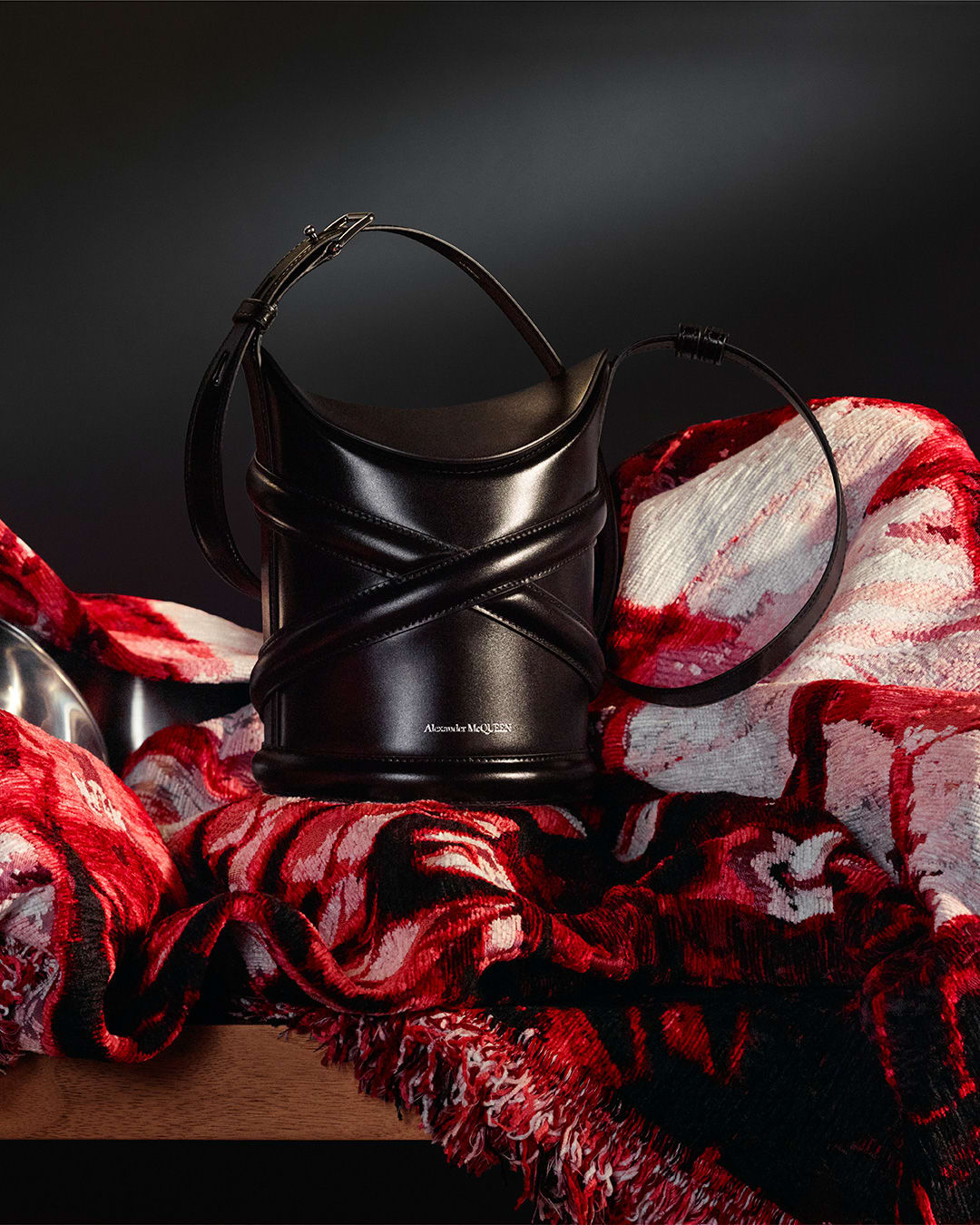 女神爱手袋,全智贤演绎Alexander McQueen新作The Curve Bag