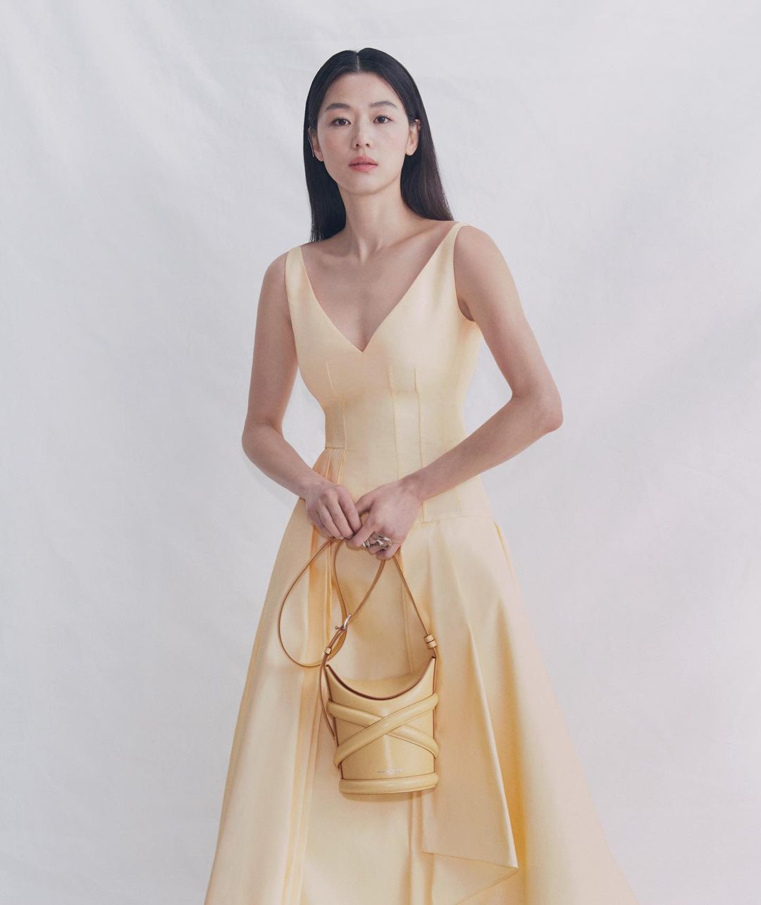 女神爱手袋，全智贤演绎Alexander McQueen新作The Curve Bag