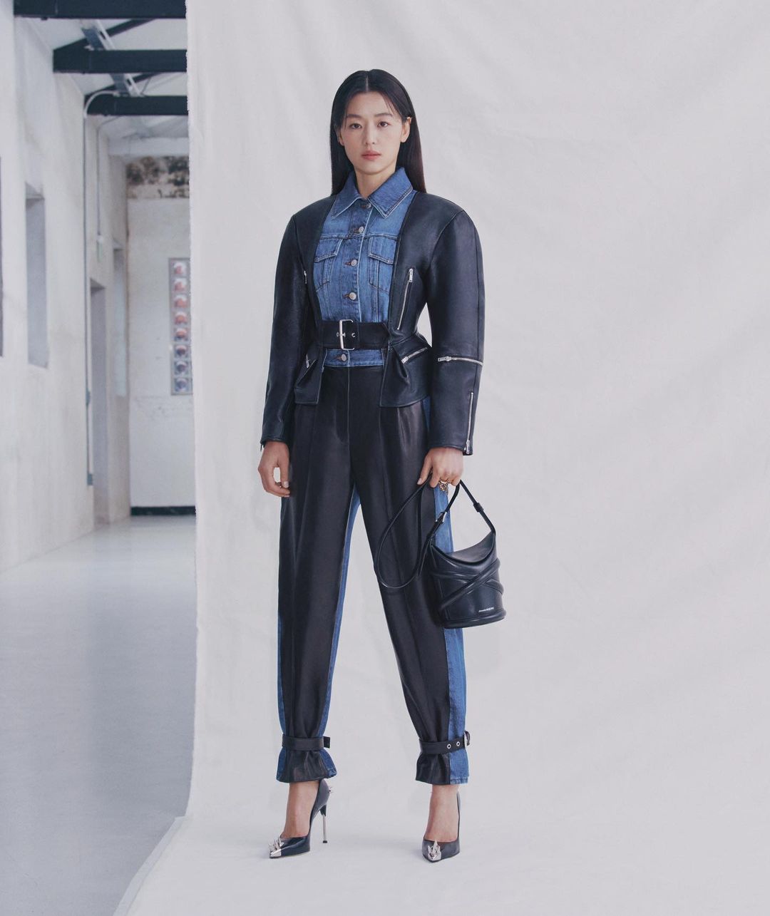 女神爱手袋,全智贤演绎Alexander McQueen新作The Curve Bag