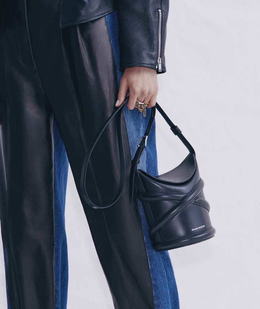 女神爱手袋,全智贤演绎Alexander McQueen新作The Curve Bag