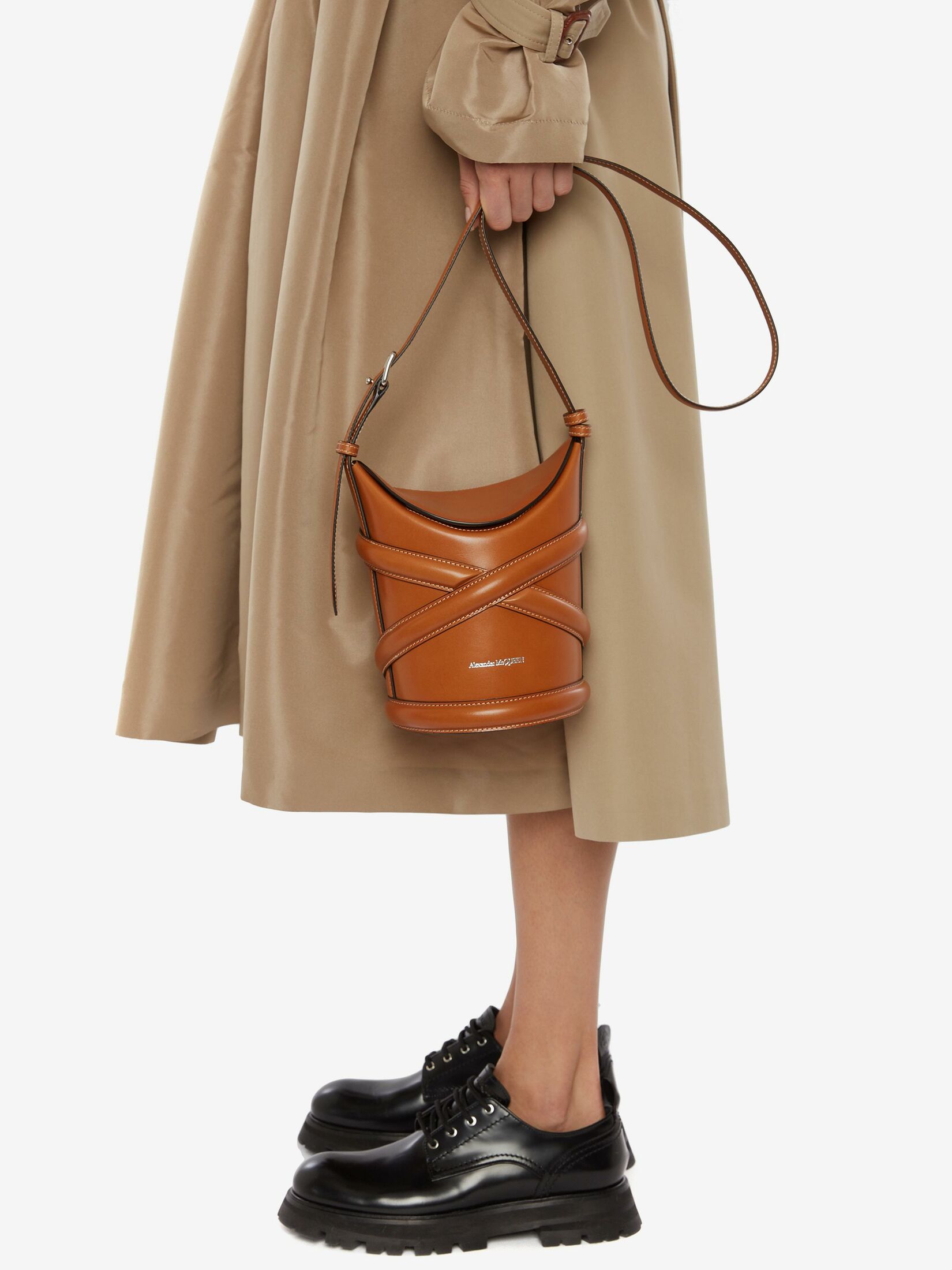 女神爱手袋，全智贤演绎Alexander McQueen新作The Curve Bag