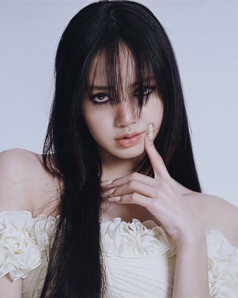 再次被Lisa的眼神电晕，CELINE缪思Lisa登日版《Vogue》时尚杂志