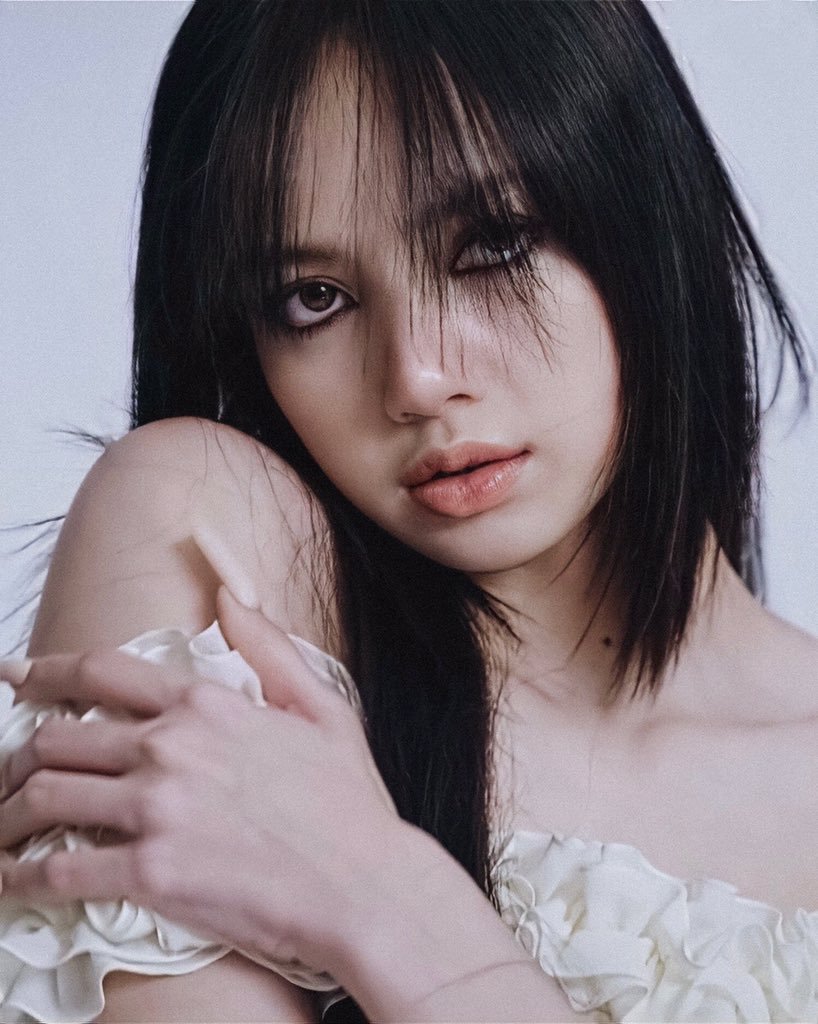 再次被Lisa的眼神电晕，CELINE缪思Lisa登日版《Vogue》时尚杂志