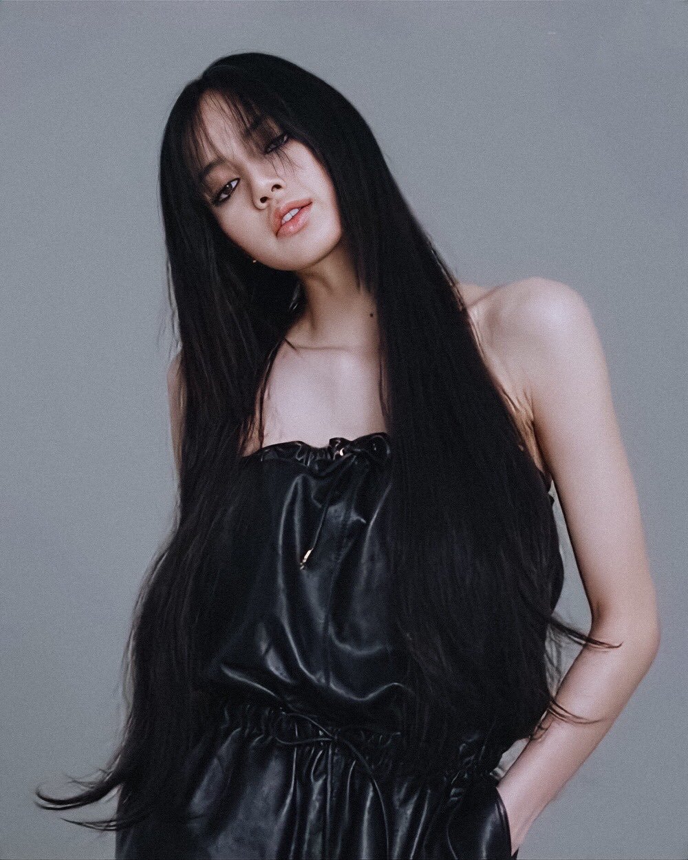 再次被Lisa的眼神电晕，CELINE缪思Lisa登日版《Vogue》时尚杂志