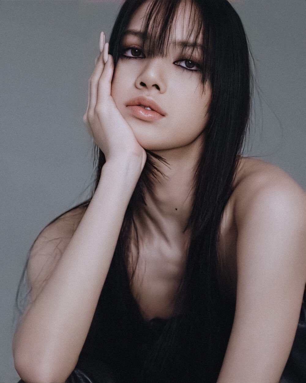 再次被Lisa的眼神电晕，CELINE缪思Lisa登日版《Vogue》时尚杂志