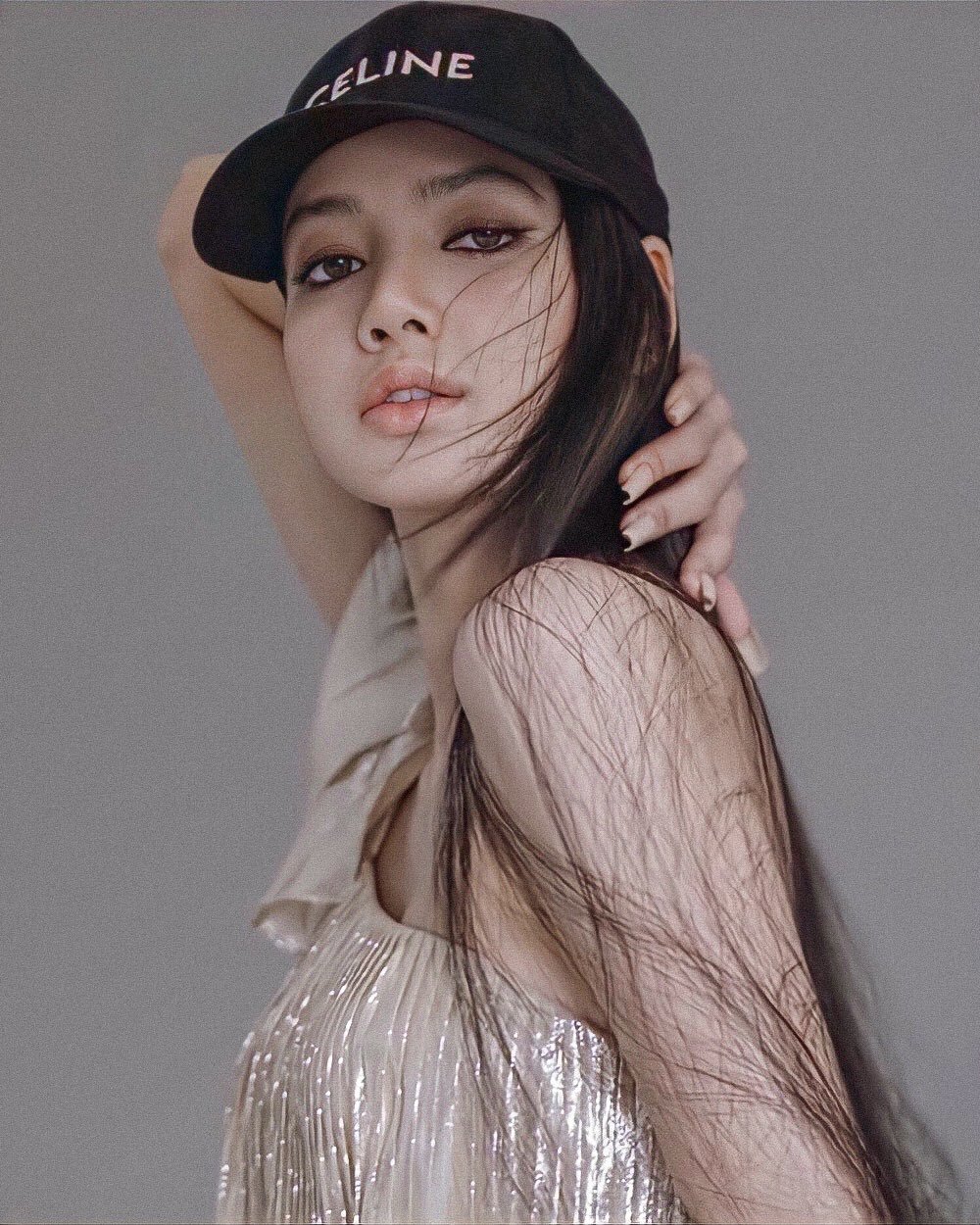 再次被Lisa的眼神电晕，CELINE缪思Lisa登日版《Vogue》时尚杂志