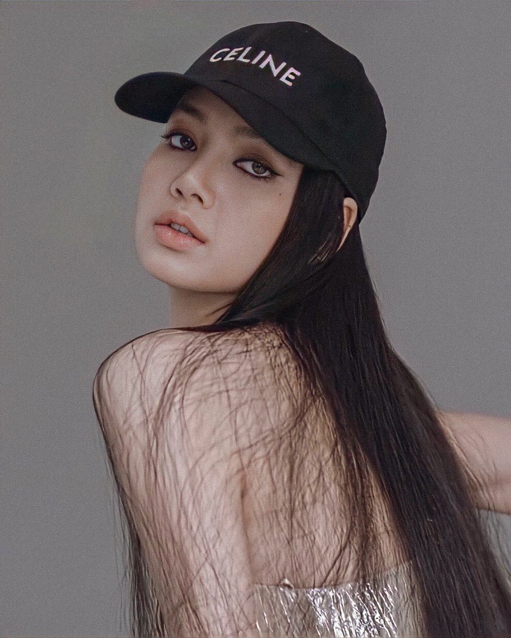 再次被Lisa的眼神电晕，CELINE缪思Lisa登日版《Vogue》时尚杂志