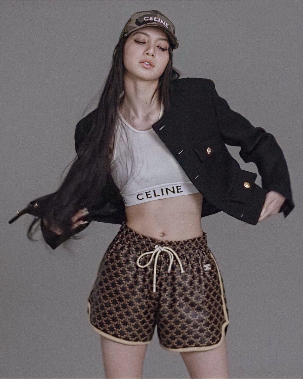 再次被Lisa的眼神电晕，CELINE缪思Lisa登日版《Vogue》时尚杂志